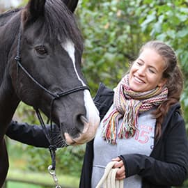 Hannah Mertens mit Pferd Maxwell