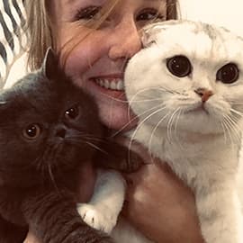 Hannah Schröder mit ihren Katzen Diva und Peppa