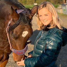 Marie Claire Moll -Eichhorn mit ihrem Pferd